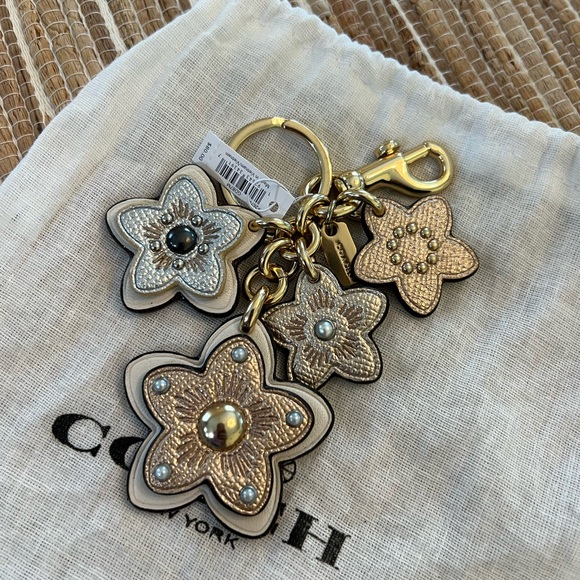 BNWT Coach Leather Sparkle Flower Key Chain with Gift Bag - Picture 3 of 5